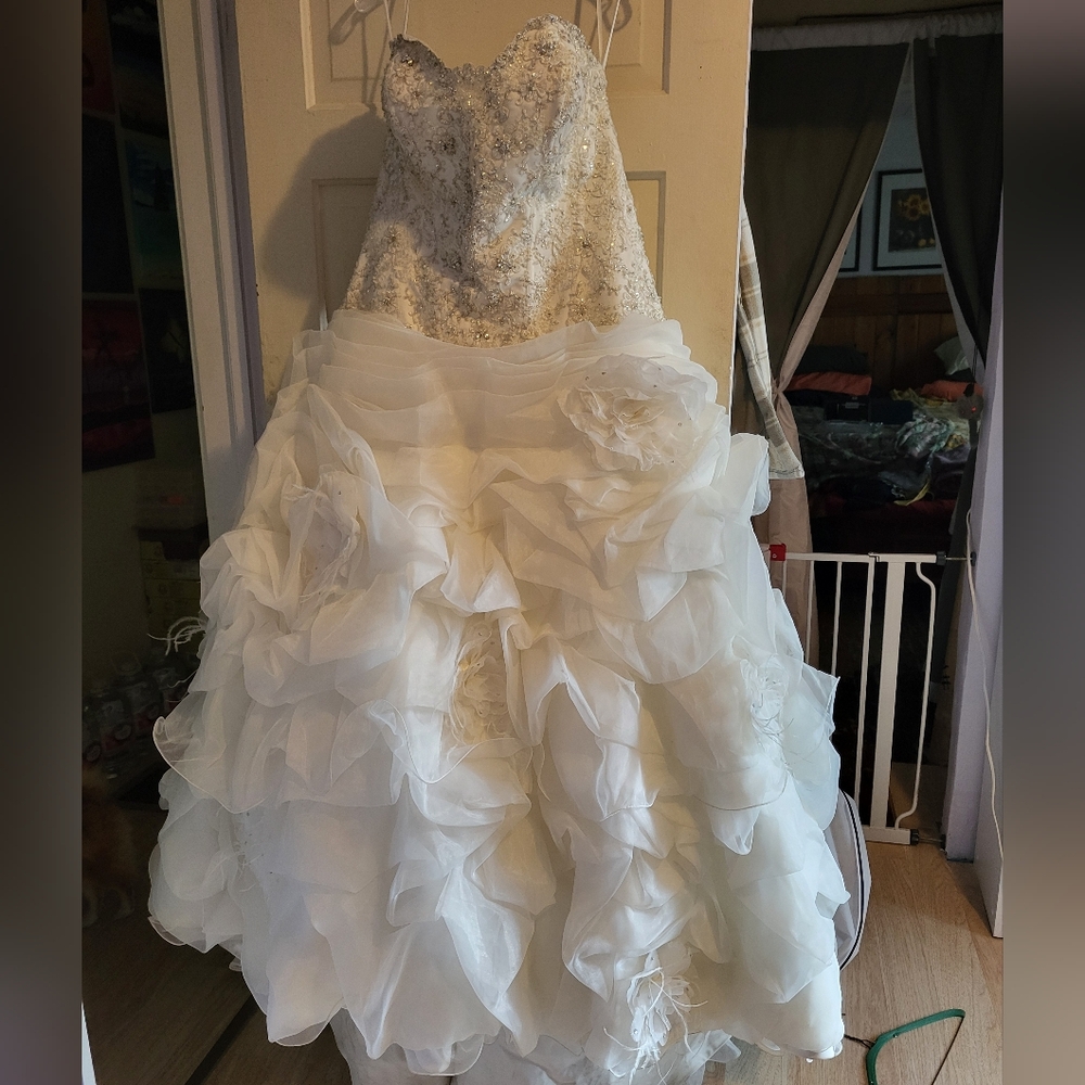 Elegant White Strapless Wedding Dress